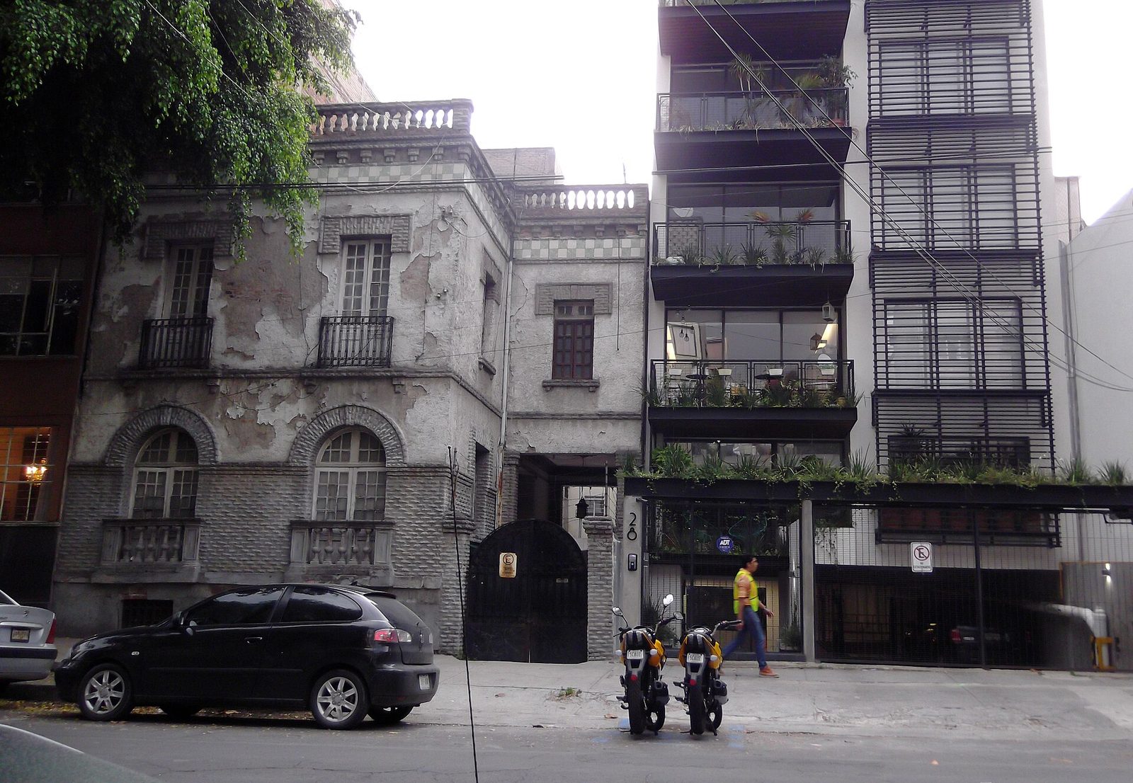 Edificio antiguo junto a uno nuevo en la colonia Roma, Ciudad de México
